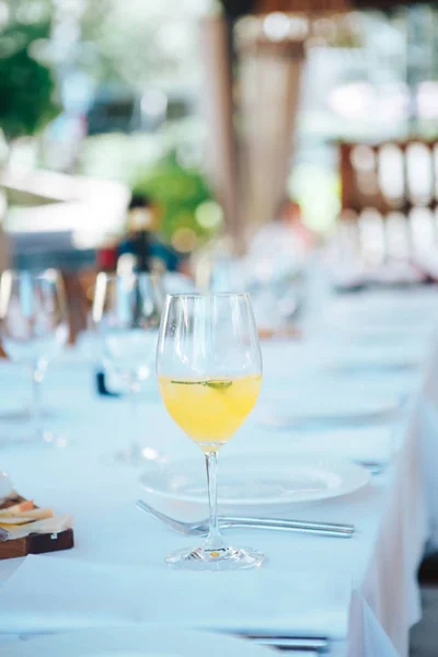 Een glas limonade in het restaurant — Stockfoto