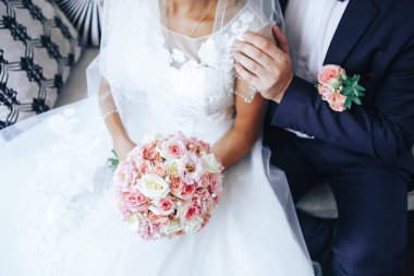 Gelin düğün buket elinde tutan, damat gelin birlikte hugs. Düğün sevgilisi kavramı. Yakın çekim 