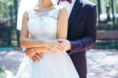 Koca gelinin beline arkasında kucaklar. Damat gelini arkadan kucaklayan.