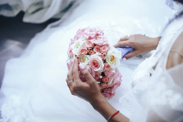 Hält die Braut einen Brautstrauß in der Hand. Nahaufnahme — Stockfoto