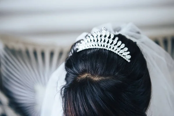 Diadema de tiara de casamento na cabeça da noiva. Close-up — Fotografia de Stock