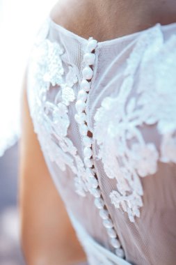 Beyaz gelinlik arkası düğmeli