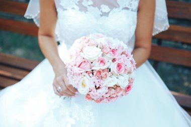 Gelin düğün buket tutar. Yakın çekim