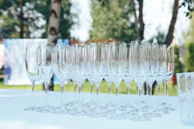 beyaz masa boş gözlük. şampanya bardağı