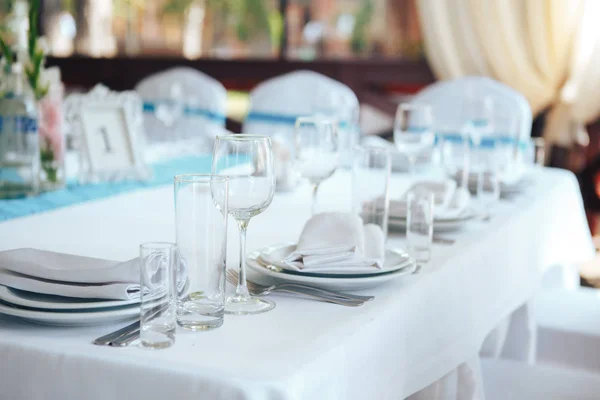 Glaswerk en bestek voor catered gebeurtenis diner. De instelling van de feestelijke tafel in het restaurant — Stockfoto