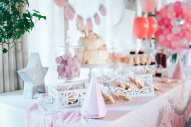 Pembe şeker çubuğu ilk Doğum günü için. Tatlı tablo ve ilk Doğum günü için büyük pasta