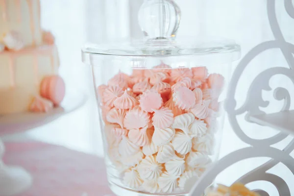 Różowe i białe Bezy w szklanym słoiku. Delikatny deser — Zdjęcie stockowe
