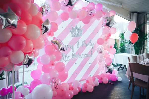Primeira festa de aniversário de um conceito de bebê feito de balões de cores brancas e rosa . — Fotografia de Stock