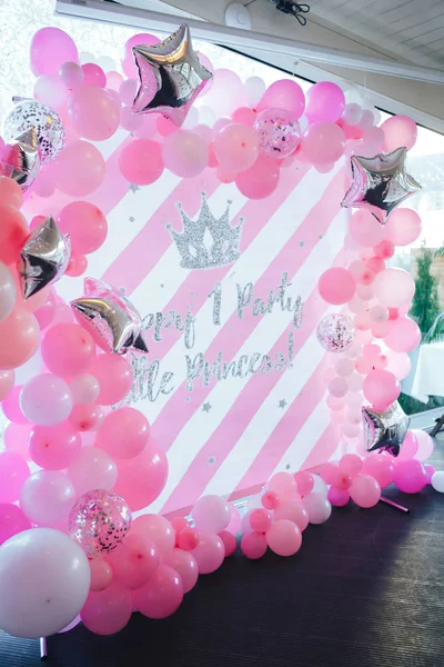 Pierwsze urodziny. Pierwsze urodziny, party koncepcji baby wykonane z białe i różowe kolory balonów. — Zdjęcie stockowe