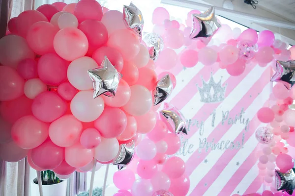 Prima festa di compleanno. Prima festa di compleanno di un concetto di bambino fatto di palloncini bianchi e rosa . — Foto Stock