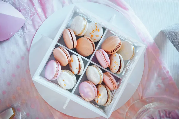 Macarões de sobremesa franceses coloridos. Macaroons de sobremesa. Macaroons coloridos em caixa de madeira branca. Vista superior — Fotografia de Stock