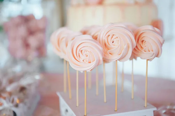 Ev yapımı kremalı şekerler, tahta çubuğa yapışmış Meringue şekeri. Çocuklar için güzel bir masa. Şeker Çubuğu