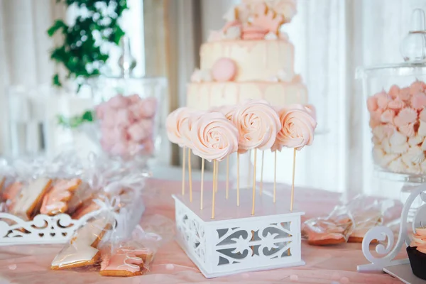 Doces de merengue em pau de madeira. Mesa doce festiva para crianças. Candy Bar — Fotografia de Stock