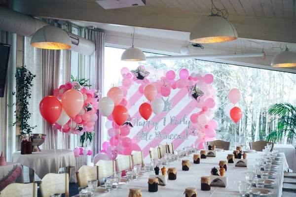 Primo compleanno. Decorazioni per il primo compleanno nel ristorante. Palle rosa e bianche — Foto Stock