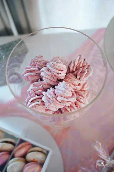 Merengues rosados en frasco de vidrio. Postre suave —  Fotos de Stock