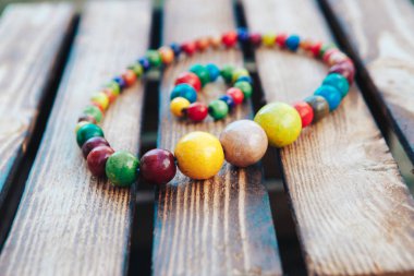 El yapımı renkli takı. Renkli boncuk ve ahşap bilezik. Ahşap arka plan