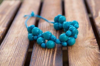 Mavi boncuk el yapımı. Ahşap arka plan. El yapımı ahşap 