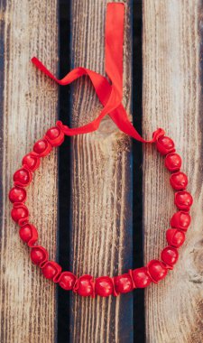 Kırmızı boncuklar el yapımı. Ahşap arka plan. Üstten görünüm. Ukrayna stili