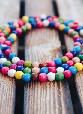 Çok renkli boncuklar el yapımı. Ahşap arka plan. Ukrayna stili