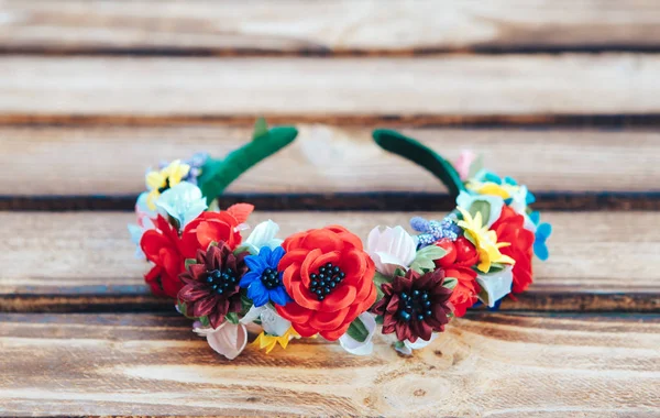 Flores de aro hechas a mano. Banda de pelo de amapolas rojas sobre fondo de madera. Estilo ucraniano —  Fotos de Stock