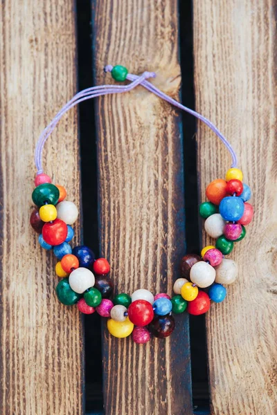 Mehrfarbige Perlen handgefertigt. Holzuntergrund. Ansicht von oben. Ukrainischer Stil — Stockfoto