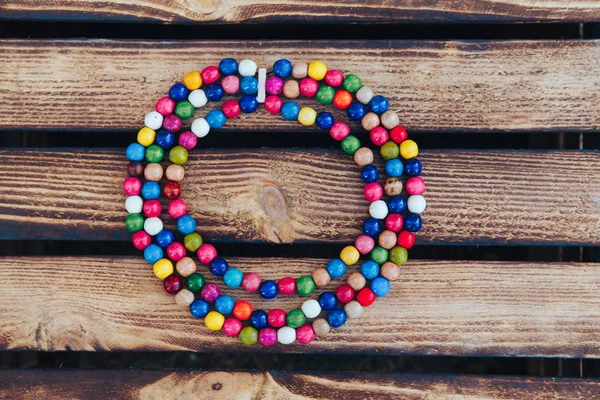 Çok renkli boncuklar el yapımı. Ahşap arka plan. Üstten görünüm. Ukrayna stili