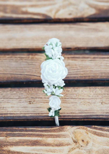 手作りフープ白い花。木製の背景に白い毛帯。トップ ビュー — ストック写真