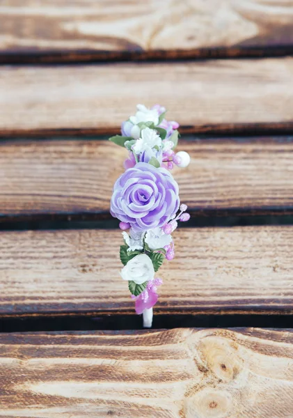 手作りフープ紫花。木製の背景に紫髪帯。トップ ビュー — ストック写真