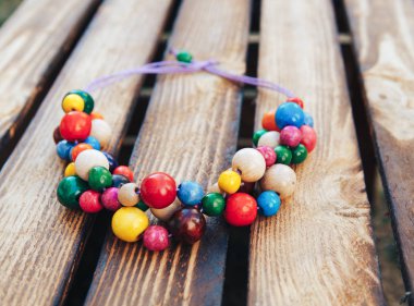 Çok renkli boncuklar el yapımı. Ahşap arka plan. Ukrayna stili.