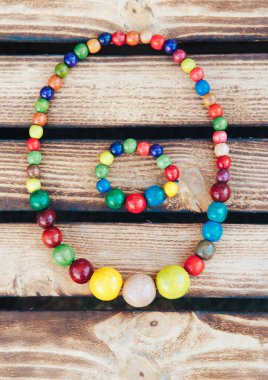 El yapımı renkli takı. Renkli boncuk ve ahşap bilezik. Ahşap arka plan