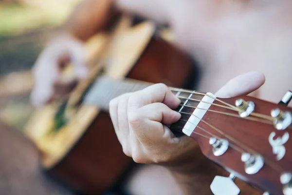 Primer plano del hombre tocando la guitarra. Hombre tocando la guitarra. Tocar en la guitarra acústica al aire libre — Foto de Stock