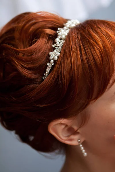 Diadema de casamento bonito, penteado de casamento no cabelo vermelho — Fotografia de Stock