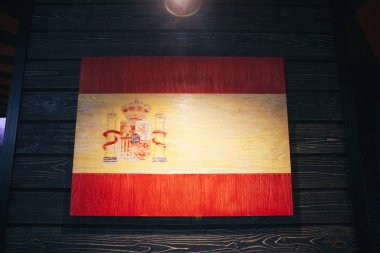 Bir ahşap duvar ahşap bayrak İspanya. Grunge İspanya İngiltere bayrağı