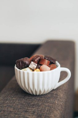 Beyaz fincan çikolata tatlılar