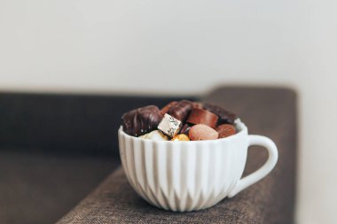 Beyaz fincan çikolata tatlılar.