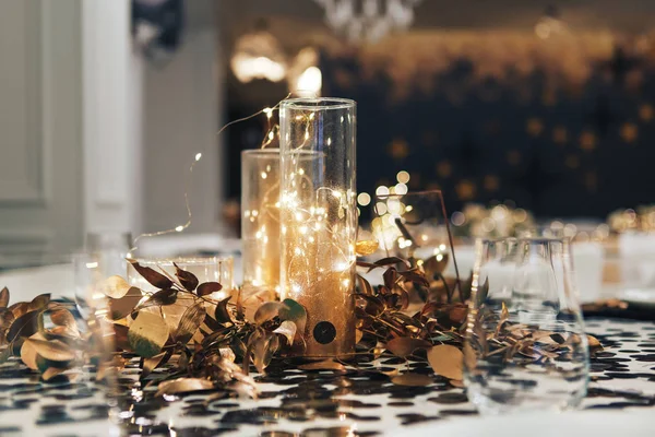 Tavolo Pranzo Decorato Nero Oro Ghirlanda Fiaschetta Vetro Decorazioni Nozze — Foto Stock