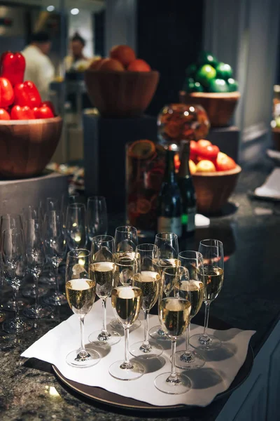 Vasos con champán en una bandeja. celebración con champán — Foto de Stock