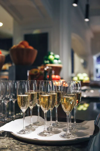 Vasos con champán en una bandeja. celebración con champán — Foto de Stock
