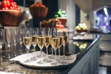 Gözlük bir tepsi şampanya ile. Şampanya ile kutlama