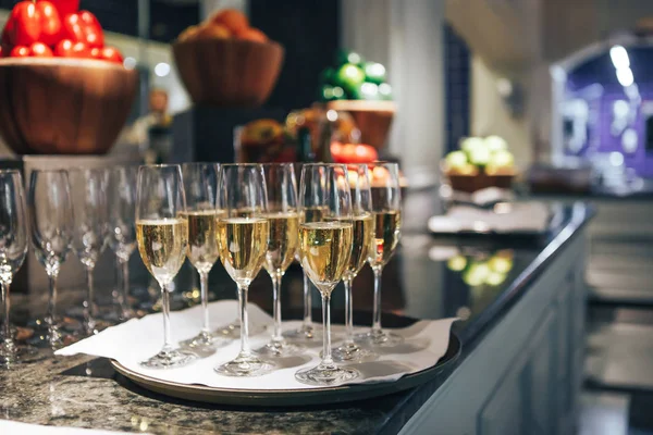 Bril met champagne op een dienblad. feest met champagne — Stockfoto