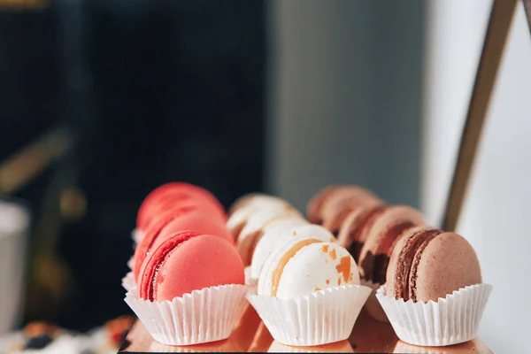 Macaroons franceses. Bolos de macaroon multicoloridos — Fotografia de Stock