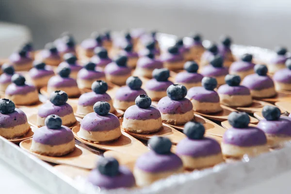 Cupcakes de mirtilo exclusivos feitos à mão. Variedade de deliciosa comida de sobremesa de festa . — Fotografia de Stock