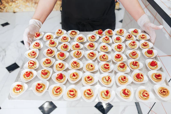 Cupcakes exclusivos de frambuesas hechos a mano. Variedad de deliciosa comida de postre de fiesta Imagen De Stock