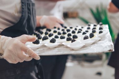 Özel blackberry cupcakes bir tepsi üzerinde el yapımı. Lezzetli parti tatlı yiyecek çeşitli