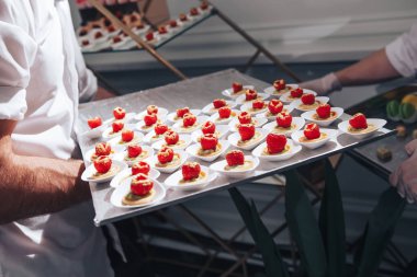 Özel ahududu kek bir tepsi üzerinde el yapımı. Lezzetli parti tatlı yiyecek çeşitli