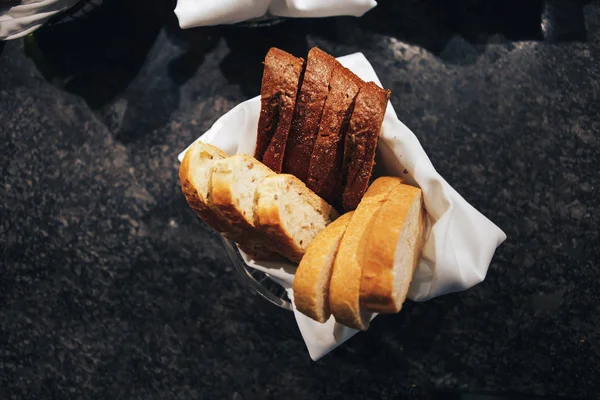 Pan integral de trigo fresco y sabroso. Pan rebanado en una servilleta blanca Imagen De Stock