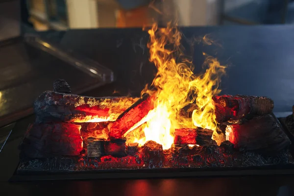 Leña quemada en la cocina Imagen De Stock