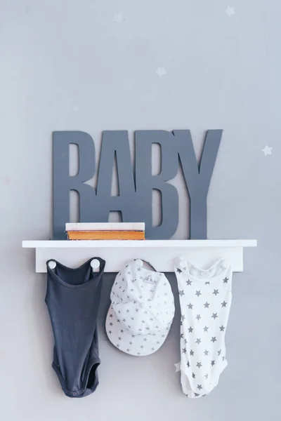 Modern Bebek odasında askı raflara. Metin bebek.
