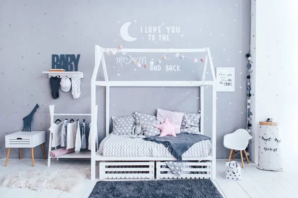 Acogedora habitación infantil de estilo escandinavo. Cama elegante para niños en forma de casa —  Fotos de Stock