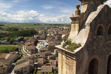 Kale ve köy Turegano'Segovia, İspanya eyaletinde panoramik fotoğraf.